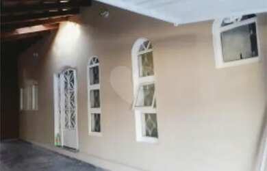 Imagem: A casa possui 3 Dormitórios, 3 Banheiros, 4 Vagas na garagem