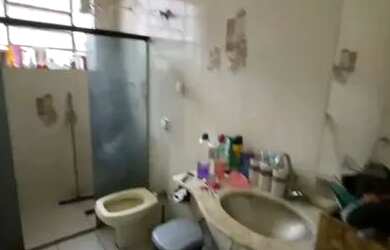 Imagem: A casa possui 4 Dormitórios, 3 Banheiros, 2 Vagas na garagem