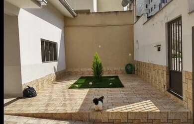 Imagem: A casa possui 3 Dormitórios, 2 Banheiros, 2 Vagas na garagem