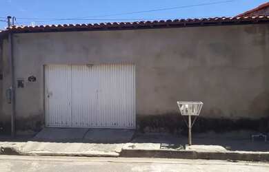 Imagem: A casa possui 3 Dormitórios, 1 Banheiro, 2 Vagas na garagem