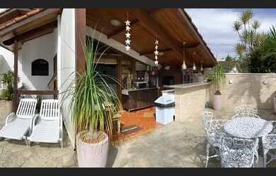 Imagem: A casa possui 3 Dormitórios, 4 Banheiros, 2 Vagas na garagem