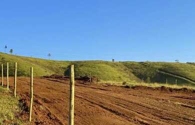 Imagem: O terreno e possui Dormitórios, Suítes, Banheiros, 500-0m²