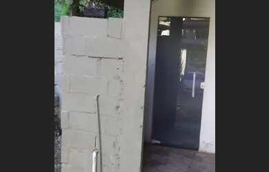 Imagem: A casa possui 2 Dormitórios, 1 Banheiro, 2 Vagas na garagem