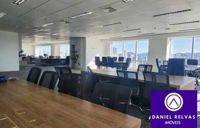 Imagem: O depósito possui 5 Vagas na garagem, 241m² de Área e está