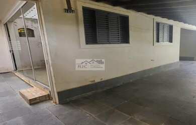 Imagem: A casa possui 5 Dormitórios, 3 Banheiros, 4 Vagas na garagem