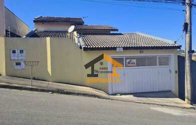 Imagem: A casa possui 4 Dormitórios, 3 Banheiros, 2 Vagas na garagem