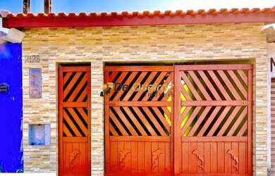 Imagem: A casa possui 3 Dormitórios, 2 Banheiros, 2 Vagas na garagem