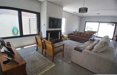 Imagem: A casa em condomínio possui 4 Dormitórios, 4 Banheiros, 4