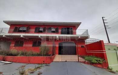 Imagem: A casa possui 5 Dormitórios, 3 Banheiros, 2 Vagas na garagem