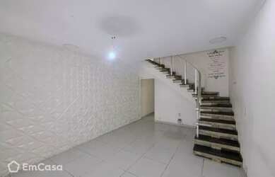 Imagem: A casa possui 4 Dormitórios, 2 Banheiros, 2 Vagas na garagem