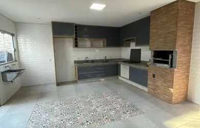 Imagem: A casa possui 3 Dormitórios, 2 Banheiros, 2 Vagas na garagem