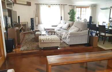 Imagem: A casa possui 4 Dormitórios, 5 Banheiros, 4 Vagas na garagem