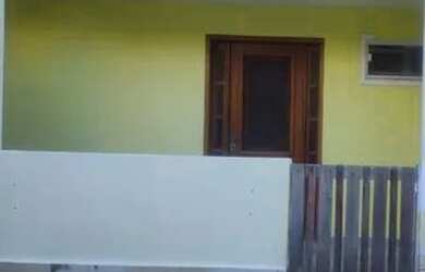 Imagem: A casa possui 2 Dormitórios, 1 Banheiro, 1 Vaga na garagem