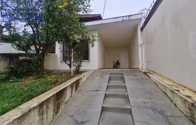 Imagem: A casa possui 2 Dormitórios, 1 Banheiro, 2 Vagas na garagem