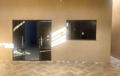 Imagem: A casa possui 3 Dormitórios, 1 Banheiro, 1 Vaga na garagem