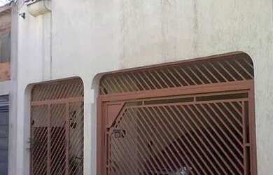 Imagem: A casa possui 5 Dormitórios, 2 Banheiros, 2 Vagas na garagem