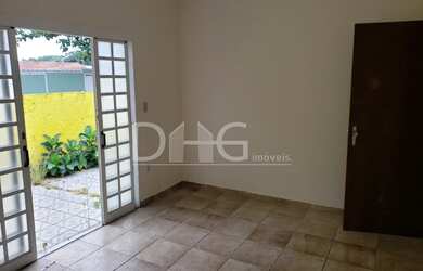 Imagem: A casa possui 3 Dormitórios, 2 Banheiros, 1 Vaga na garagem