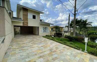 Imagem: A casa em condomínio possui 3 Dormitórios, 5 Banheiros, 240m²