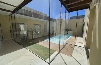 Imagem: A casa possui 3 Dormitórios, 2 Banheiros, 2 Vagas na garagem