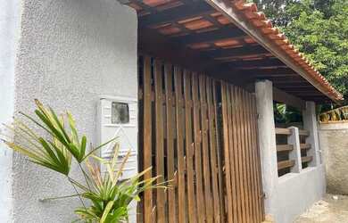 Imagem: A casa possui 4 Dormitórios, 2 Banheiros, 2 Vagas na garagem