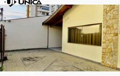 Imagem: A casa possui 3 Dormitórios, 3 Banheiros, 3 Vagas na garagem