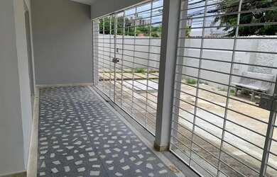 Imagem: A casa possui 4 Dormitórios, 3 Banheiros, 2 Vagas na garagem