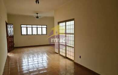 Imagem: A casa à venda possui 3 Dormitórios, 3 Banheiros, 5 Vagas