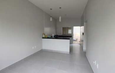 Imagem: A casa possui 2 Dormitórios, 1 Banheiro, 2 Vagas na garagem