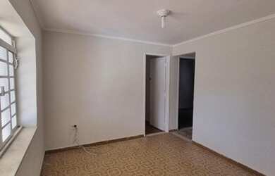 Imagem: A casa possui 2 Dormitórios, 2 Banheiros, 2 Vagas na garagem