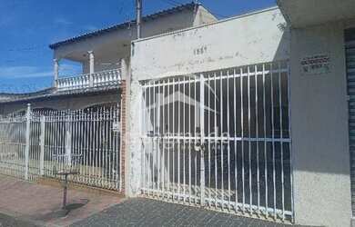 Imagem: A casa possui 3 Dormitórios, 1 Banheiro, 1 Vaga na garagem