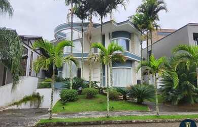 Imagem: A casa possui 4 Dormitórios, 5 Banheiros, 4 Vagas na garagem