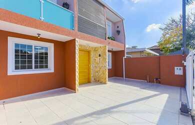 Imagem: A casa possui 3 Dormitórios, 3 Banheiros, 2 Vagas na garagem