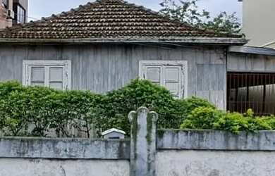 Imagem: A casa possui 3 Dormitórios, 2 Banheiros, 2 Vagas na garagem