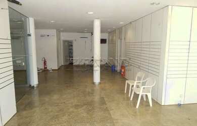 Imagem: O depósito possui 5 Vagas na garagem, 296m² de Área e está