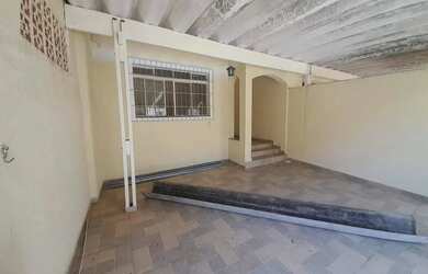 Imagem: A casa possui 2 Dormitórios, 1 Banheiro, 1 Vaga na garagem