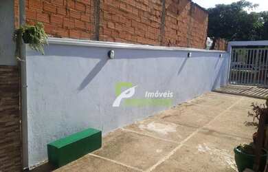 Imagem: A casa possui 5 Dormitórios, 3 Banheiros, 5 Vagas na garagem