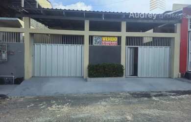 Imagem: A casa possui 5 Dormitórios, 3 Banheiros, 2 Vagas na garagem