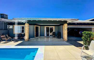 Imagem: A casa possui 3 Dormitórios, 2 Banheiros, 4 Vagas na garagem