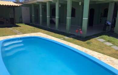 Imagem: A casa possui 4 Dormitórios, Acomodam 9 pessoas, 3 Vagas na