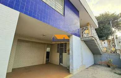 Imagem: A casa possui 4 Dormitórios, 3 Banheiros, 3 Vagas na garagem