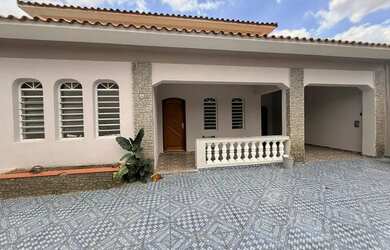 Imagem: A casa possui 3 Dormitórios, 2 Banheiros, 2 Vagas na garagem