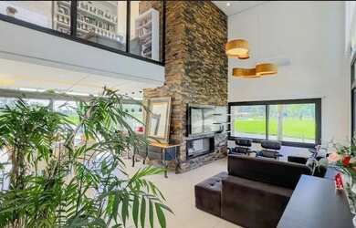 Imagem: A casa em condomínio possui 5 Dormitórios, 5 Banheiros, 4