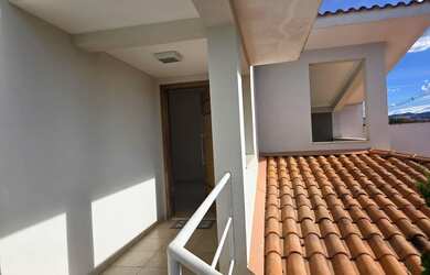 Imagem: A casa possui 2 Dormitórios, 3 Banheiros, 2 Vagas na garagem