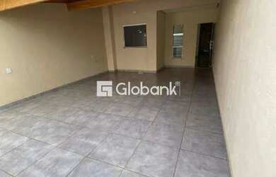 Imagem: A casa possui 2 Dormitórios, 1 Banheiro, 2 Vagas na garagem