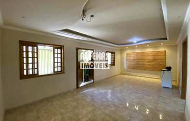 Imagem: A casa possui 3 Dormitórios, 3 Banheiros, 4 Vagas na garagem