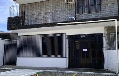 Imagem: A casa possui 4 Dormitórios, 4 Banheiros, 4 Vagas na garagem