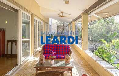 Imagem: A casa possui 4 Dormitórios, 5 Banheiros, 4 Vagas na garagem