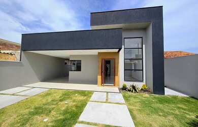 Imagem: A casa possui 3 Dormitórios, 3 Banheiros, 4 Vagas na garagem