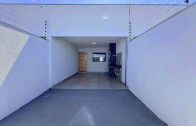 Imagem: A casa possui 3 Dormitórios, 2 Banheiros, 2 Vagas na garagem