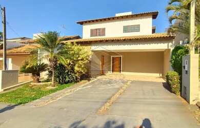 Imagem: A casa em condomínio possui 3 Dormitórios, 3 Banheiros, 4